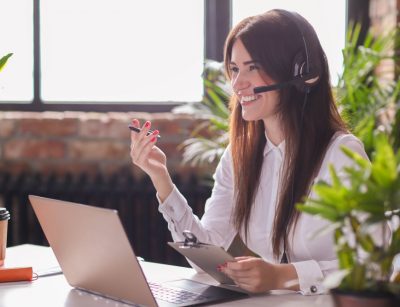 portrait-woman-customer-service-worker